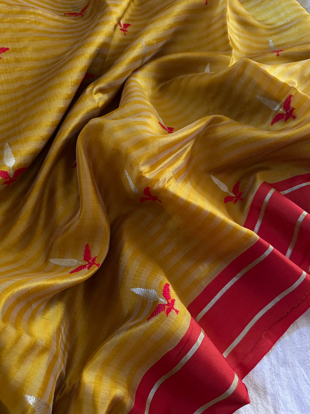 Pure Handloom Chanderi Pattu Soft Silk Saree with Ek Naliya Meenakari Butta