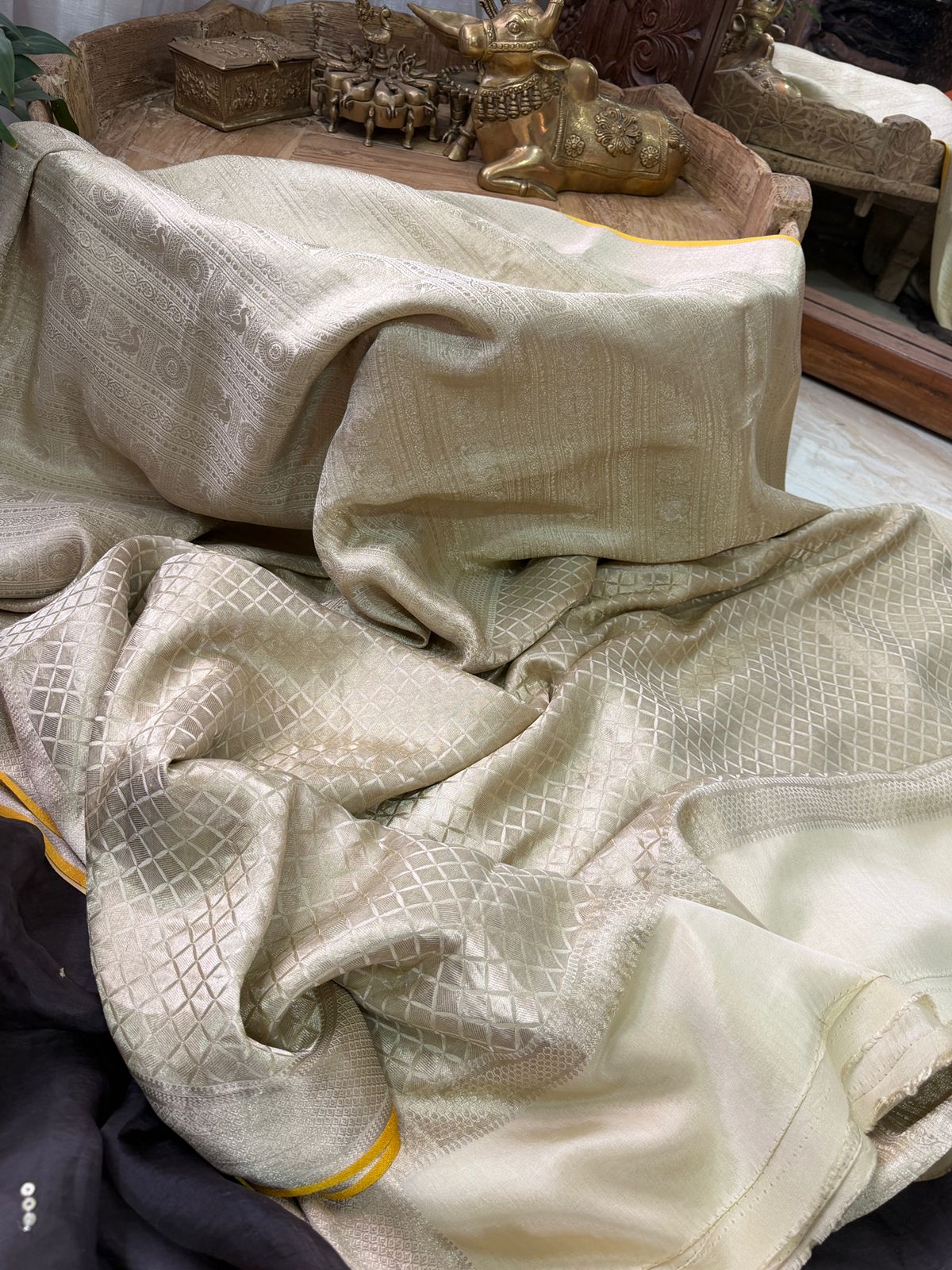 Pure Mysore Brocade Crepe Silk Saree With Platinum Zari Weave