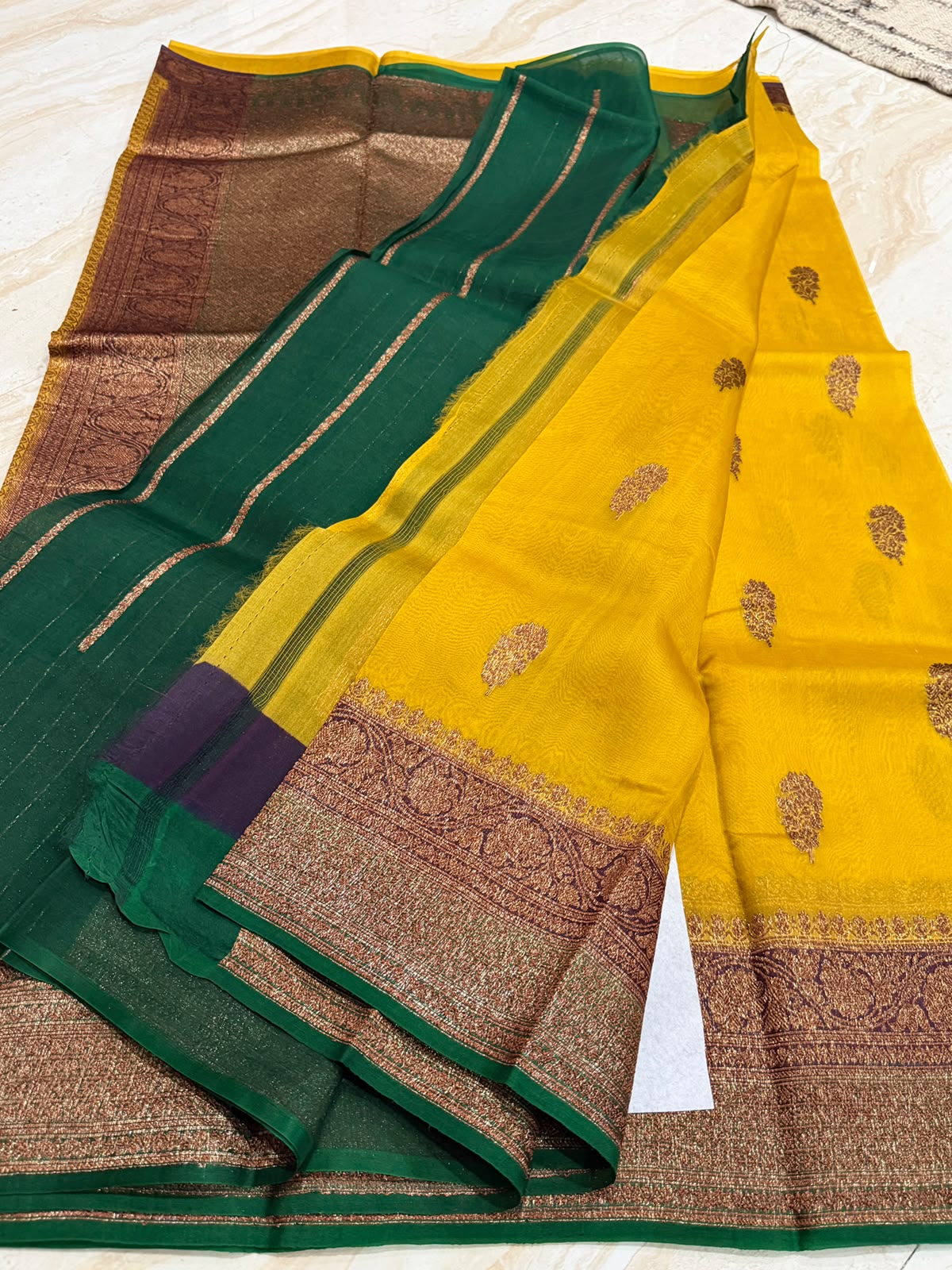 Pure Handloom Kora Banarasi Antiq Zari Weave