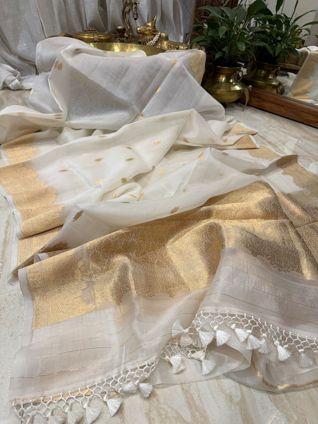 Pure Handloom Kora Banarasi Saree With Gold Zari Weave