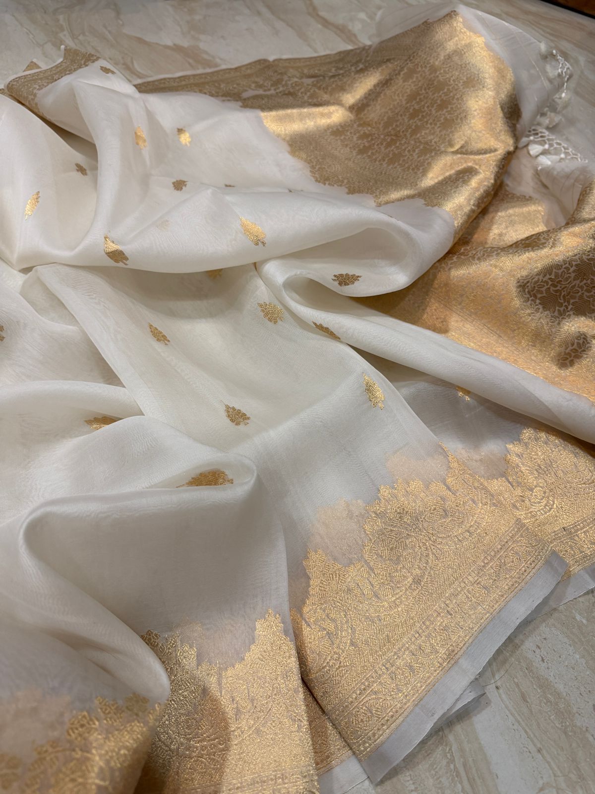 Pure Handloom Kora Banarasi Saree With Gold Zari Weave