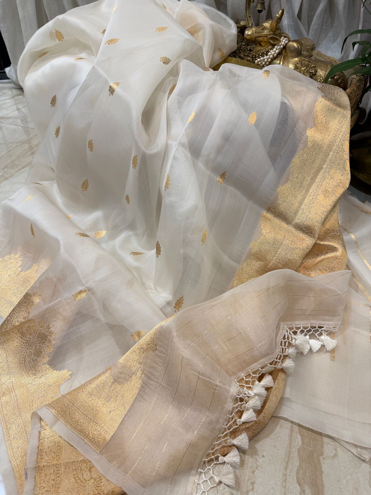 Pure Handloom Kora Banarasi Saree With Gold Zari Weave