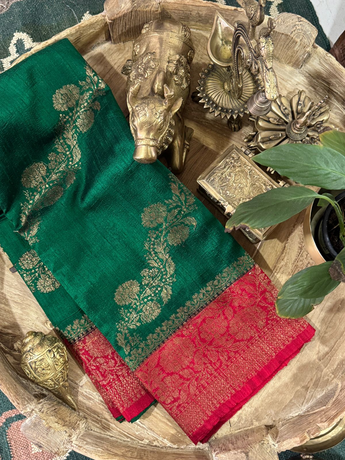 Pure Handloom Raw Silk Banarasi Saree With Lehriya Weave Zari