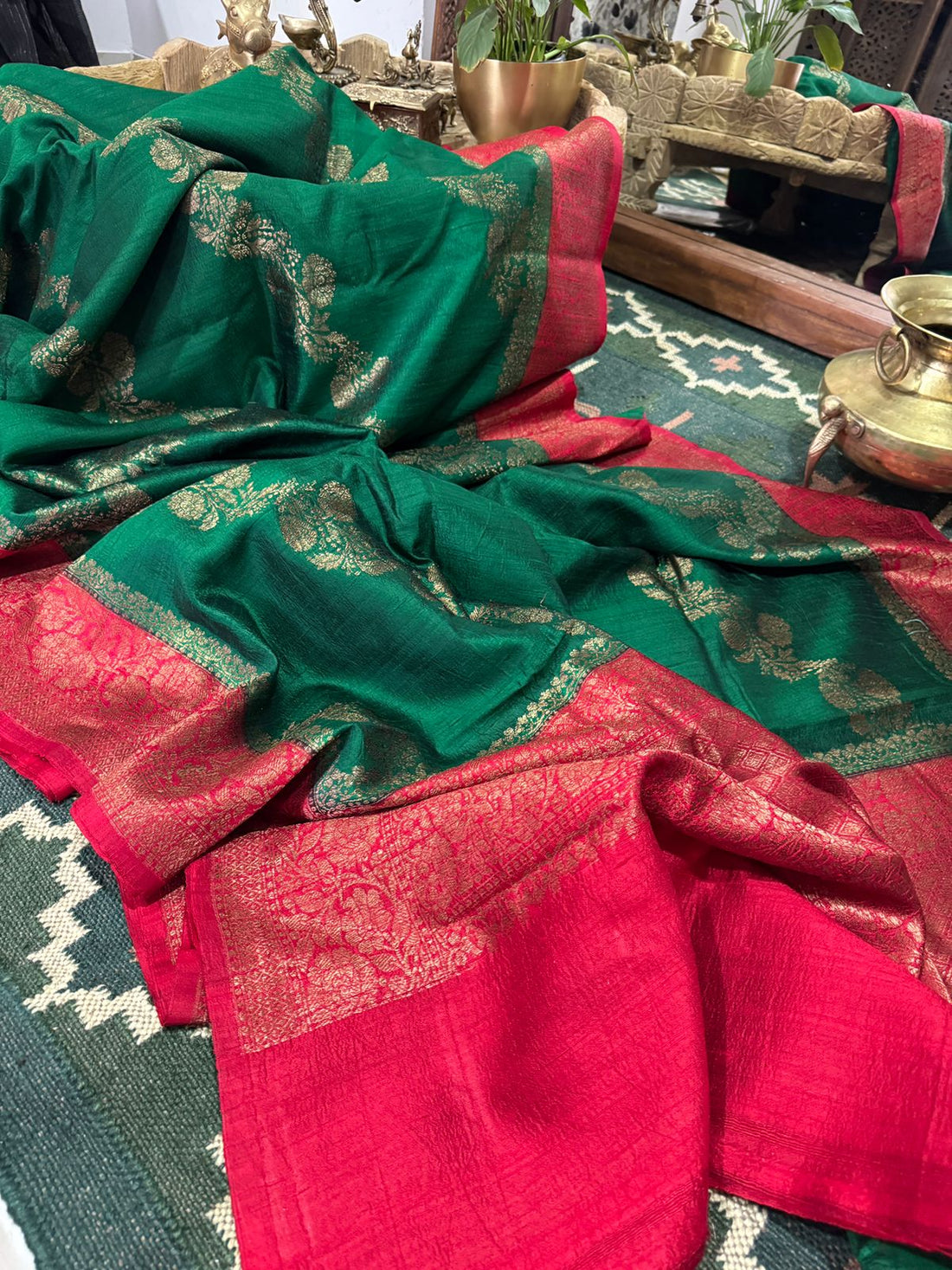 Pure Handloom Raw Silk Banarasi Saree With Lehriya Weave Zari