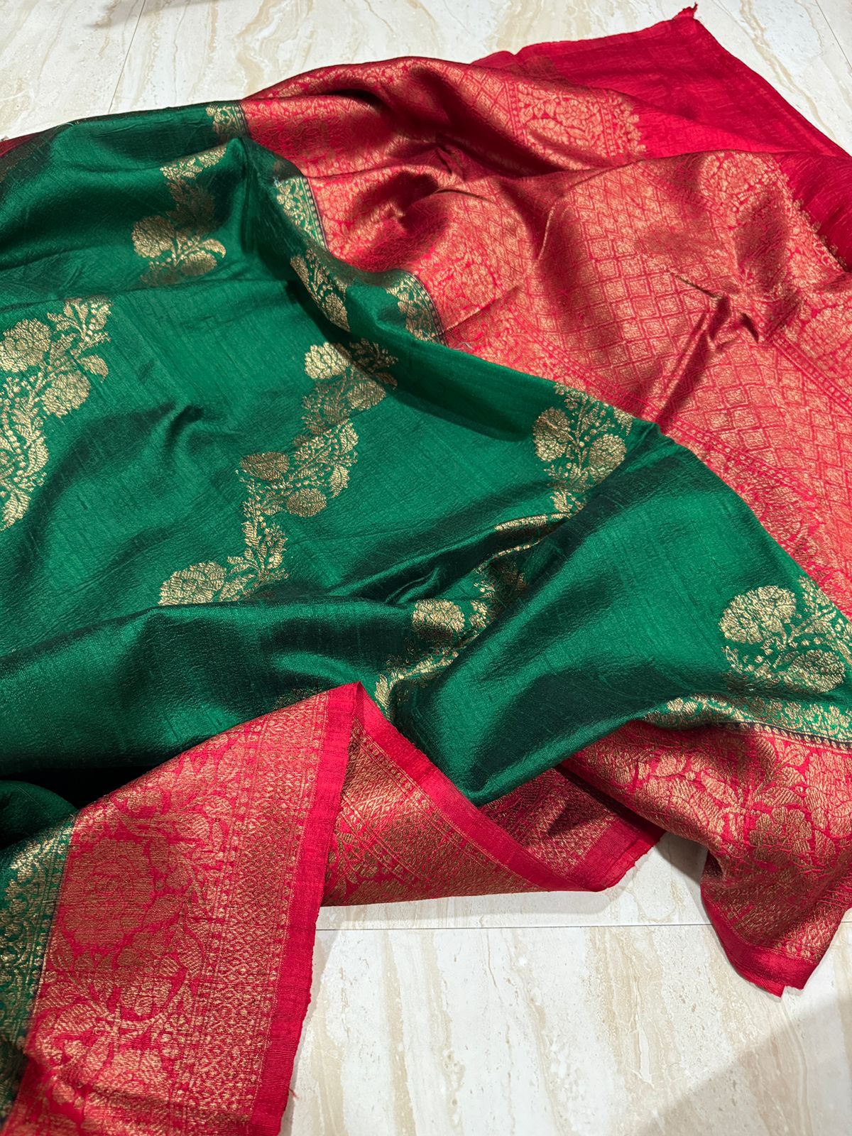 Pure Handloom Raw Silk Banarasi Saree With Lehriya Weave Zari