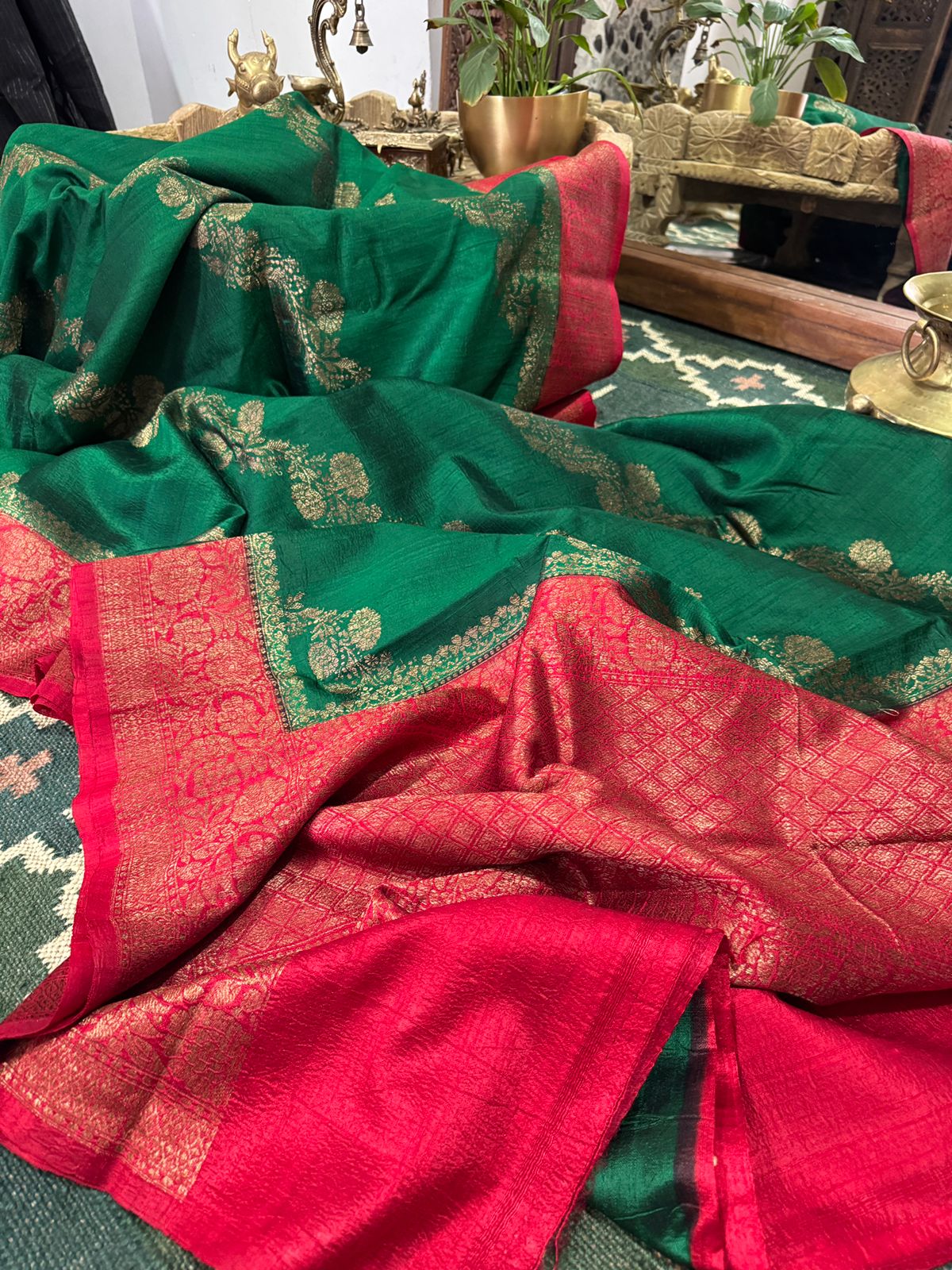 Pure Handloom Raw Silk Banarasi Saree With Lehriya Weave Zari
