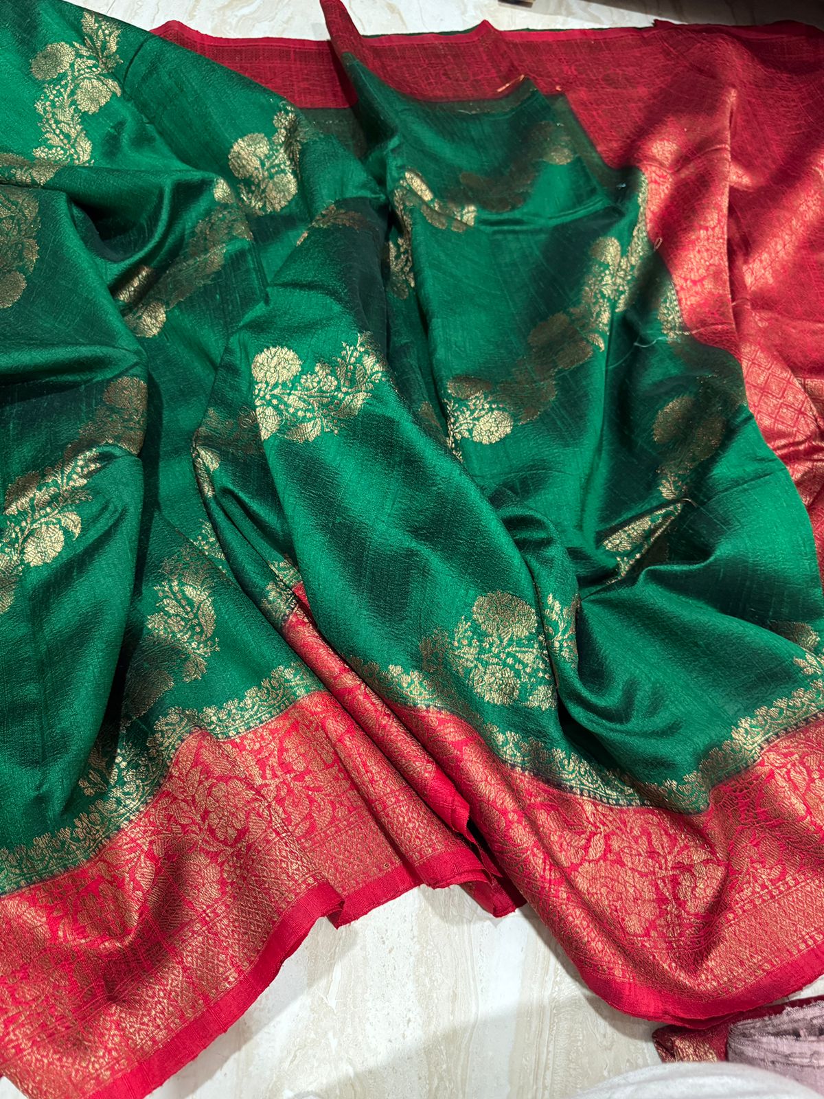 Pure Handloom Raw Silk Banarasi Saree With Lehriya Weave Zari