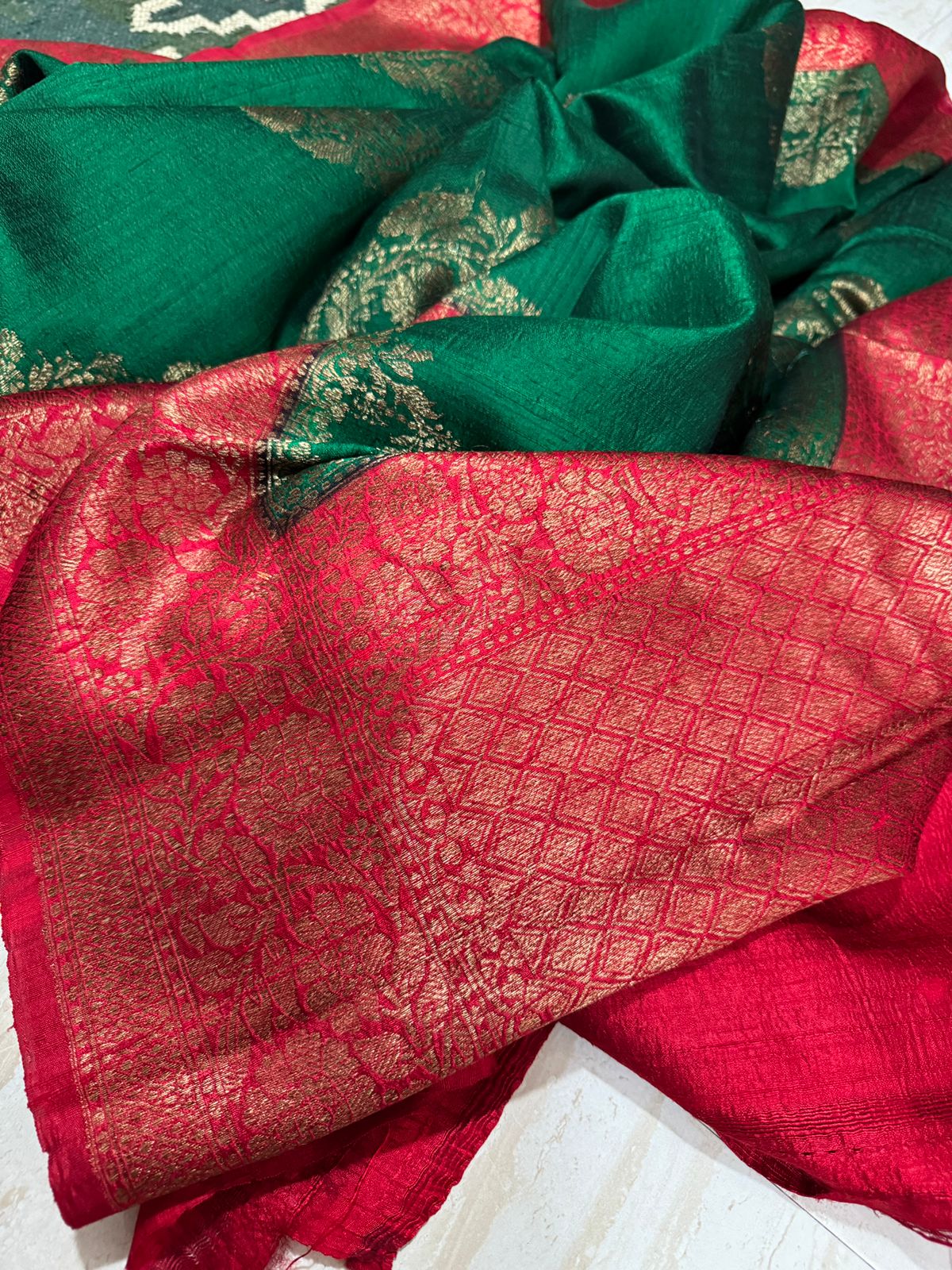 Pure Handloom Raw Silk Banarasi Saree With Lehriya Weave Zari