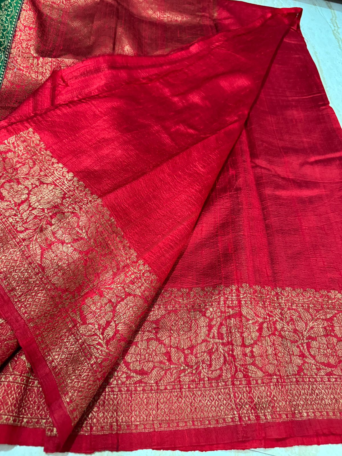 Pure Handloom Raw Silk Banarasi Saree With Lehriya Weave Zari