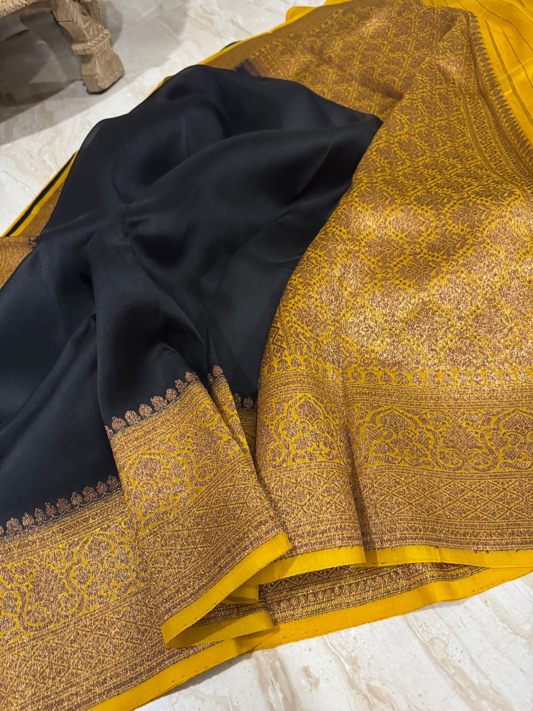 Pure Handloom Kora Banarasi Saree With Antiq Zari Weave